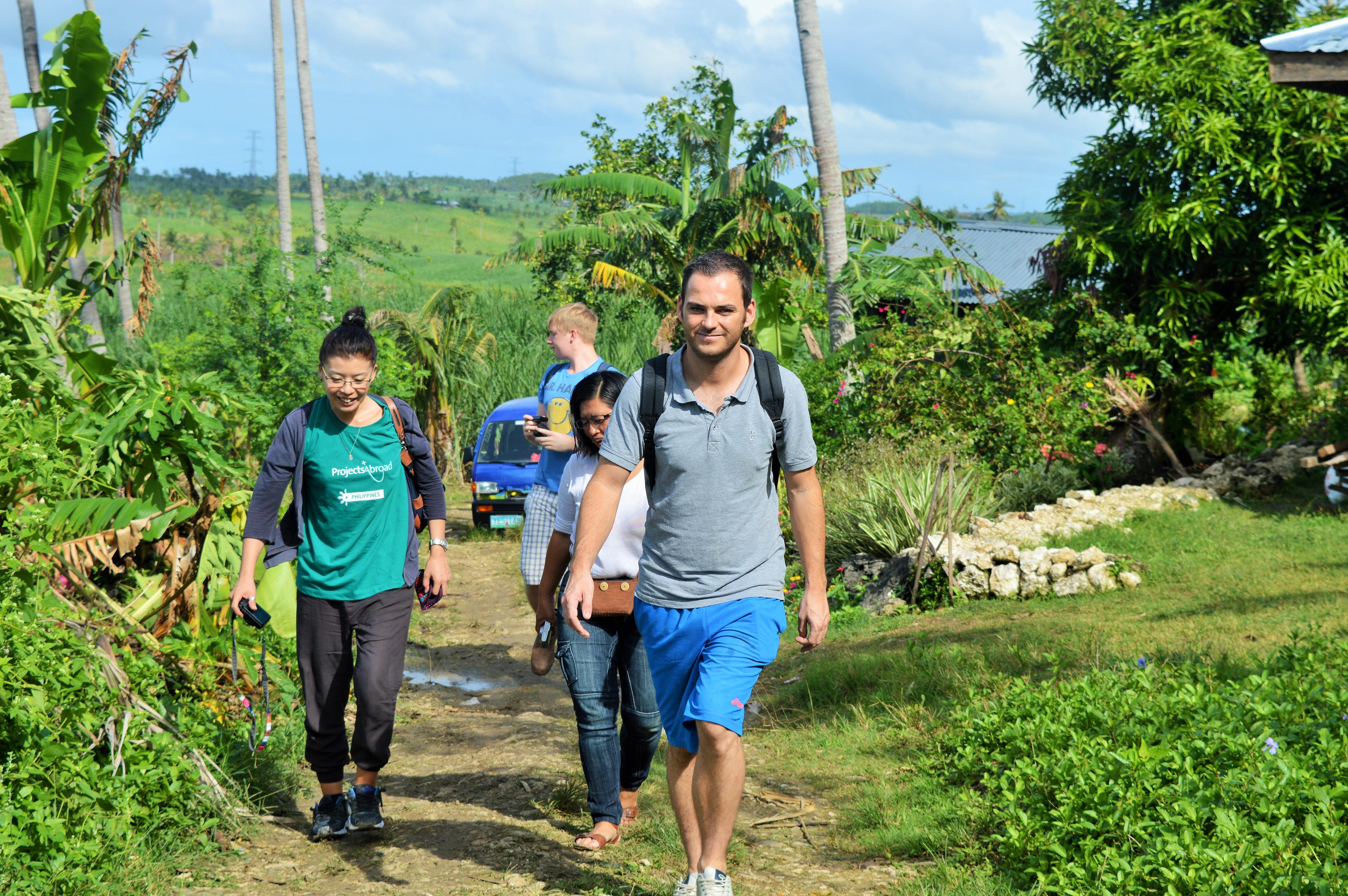 Projects Abroad students walk to their Physiotherapy placement for teenagers in the Philippines. During an outreach on the Physiotherapy internship for teenagers in the Philippines, students visit local homes with staff.